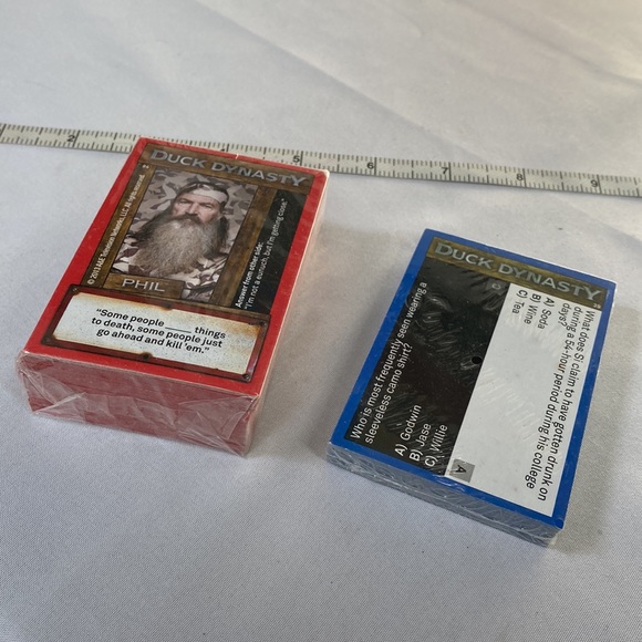 Two packages of Duck Dynasty trivia cards - Picture 2 of 3